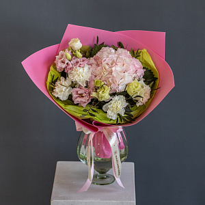 Букет с гортензией и лизиантусами "Барби"